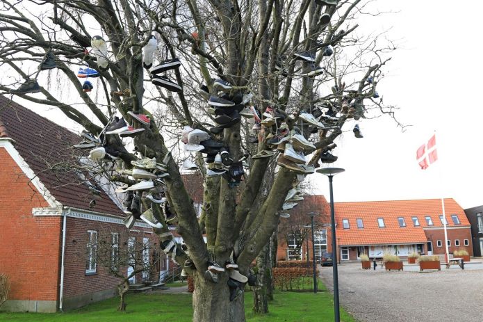 Hvorfor hænger der sneakers i et træ?