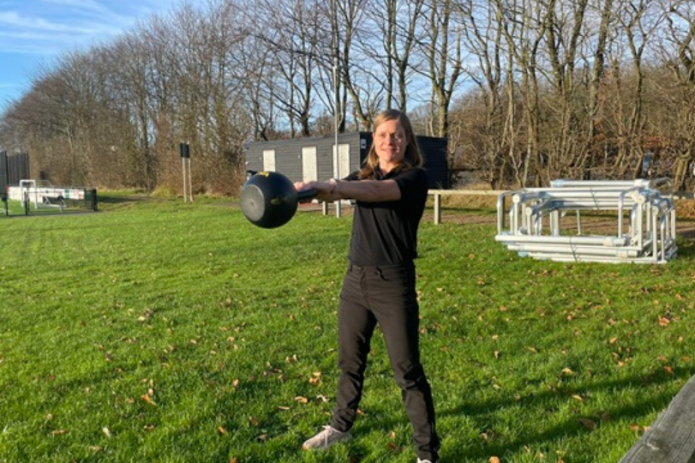 Fra kettlebells til kampagne – Kirstine er klar til at løfte markedsføringen ved Helle Hallen