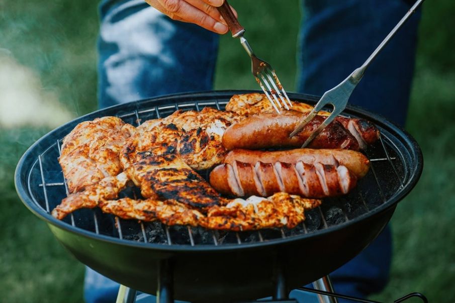 Hodde griller sammen ved forsamlingshuset